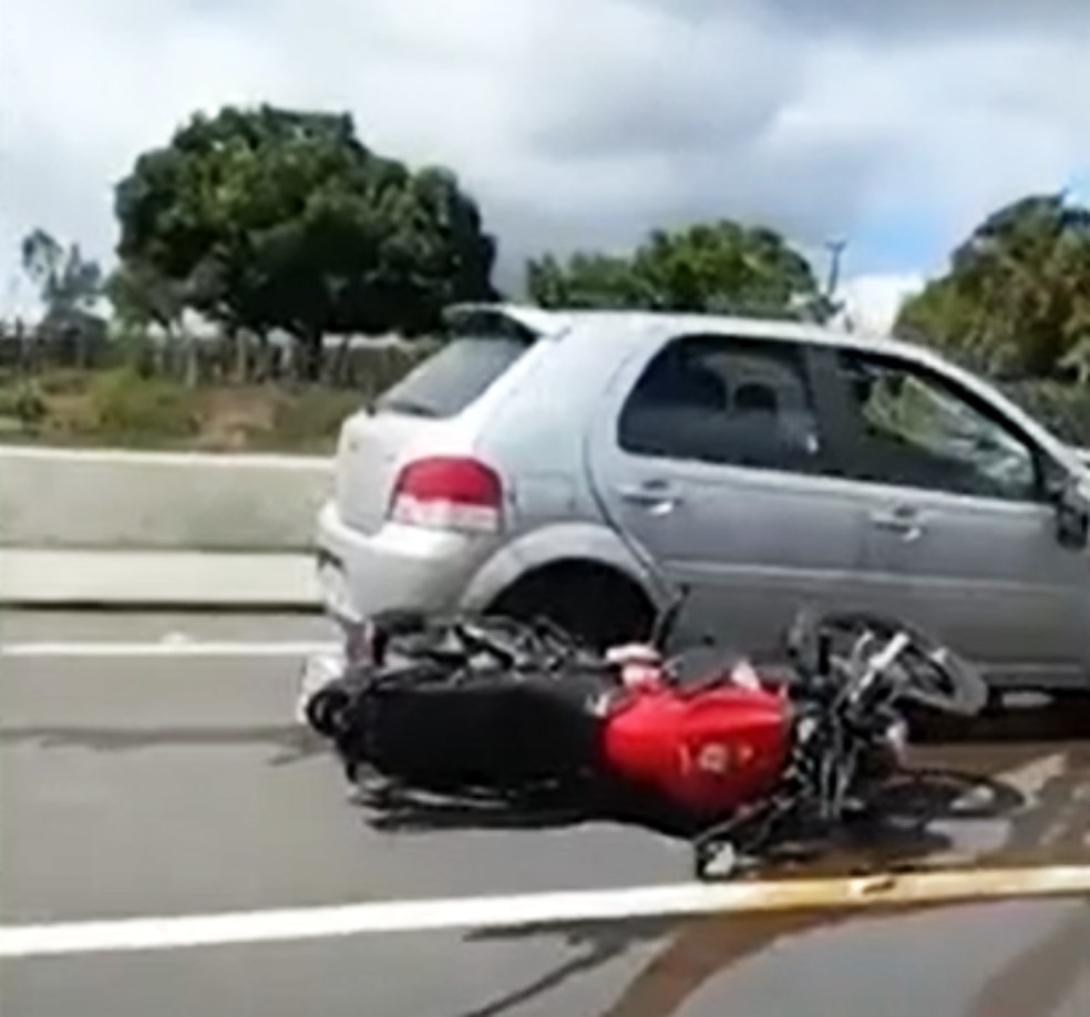 Duas pessoa morreram após batida entre carro e moto na BR-116, na Bahia — Foto: Reprodução/TV Subaé