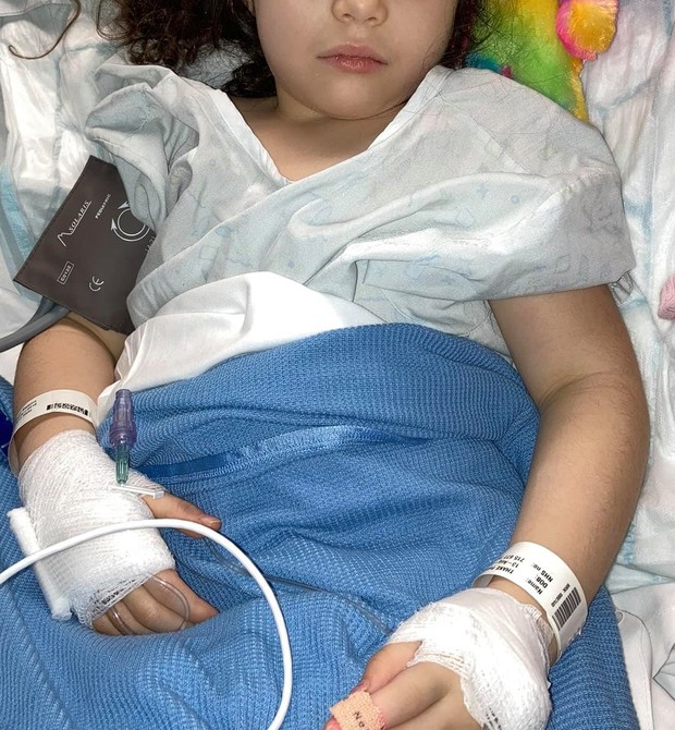 Menina de 4 anos teve intestino perfurado após engolir bolinhas magnéticas (Foto: Reprodução/Facebook)