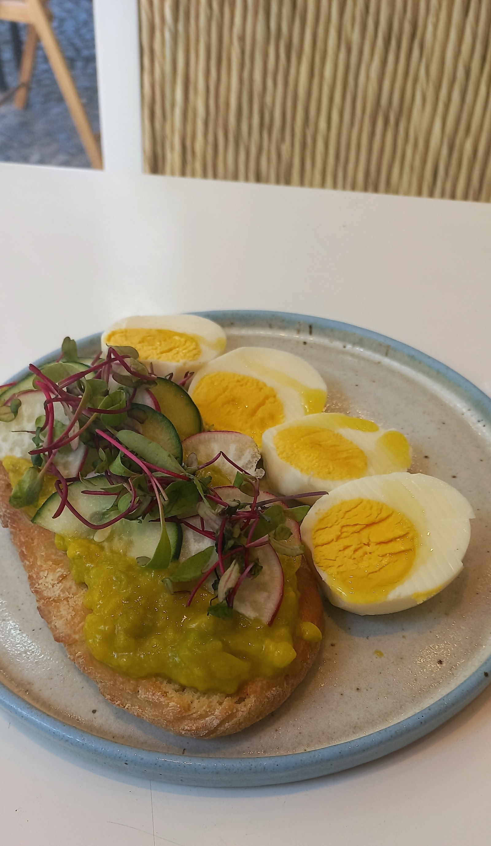 sanduíche aberto na ciabatta sem glúten com guacamole bem temperado com ovos orgânico — Foto: divulgação