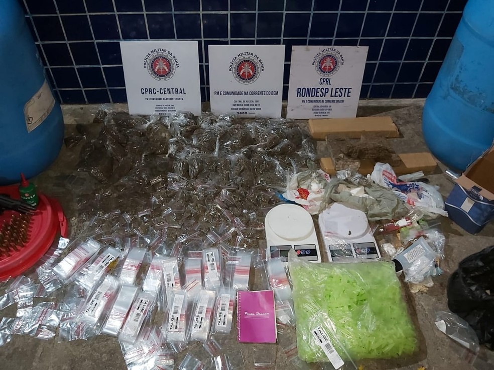 Homem &eacute; preso com arma e drogas em opera&ccedil;&atilde;o com ajuda de c&atilde;o farejador na Bahia &mdash; Foto: Divulga&ccedil;&atilde;o/SSP-BA