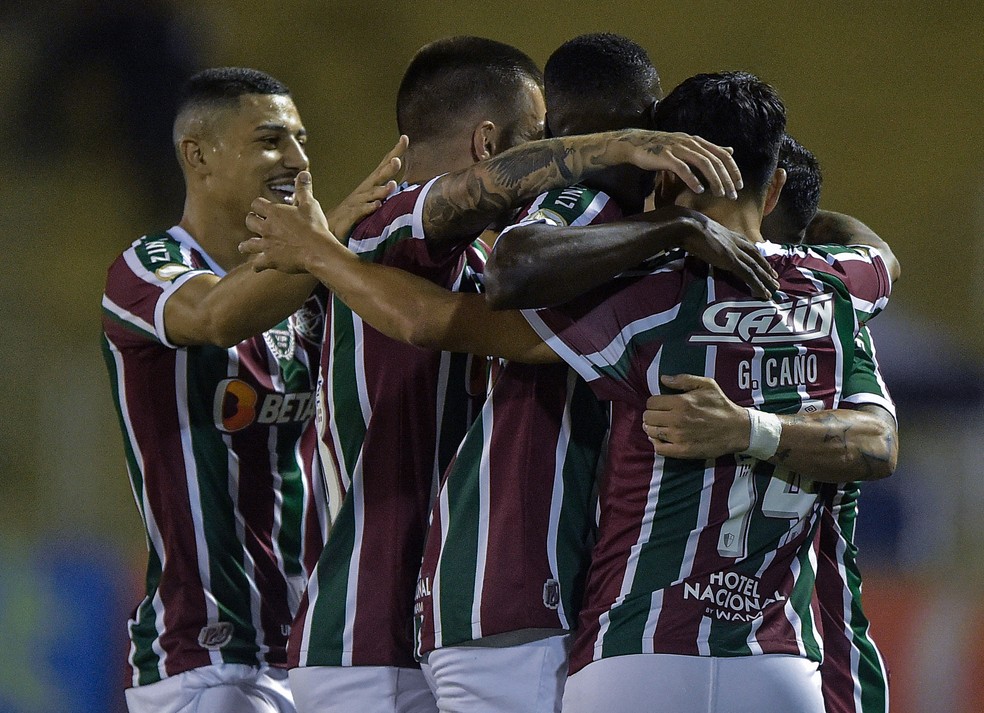 Jogadores do Fluminense comemoram gol contra o Athletico-PR — Foto: Thiago Ribeiro/AGIF