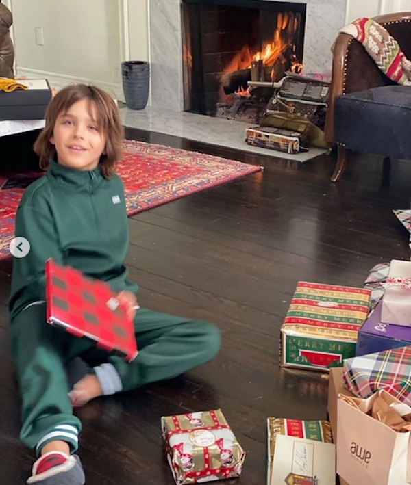 O filho da atriz Selma Blair com um de seus presentes de Natal (Foto: Instagram)