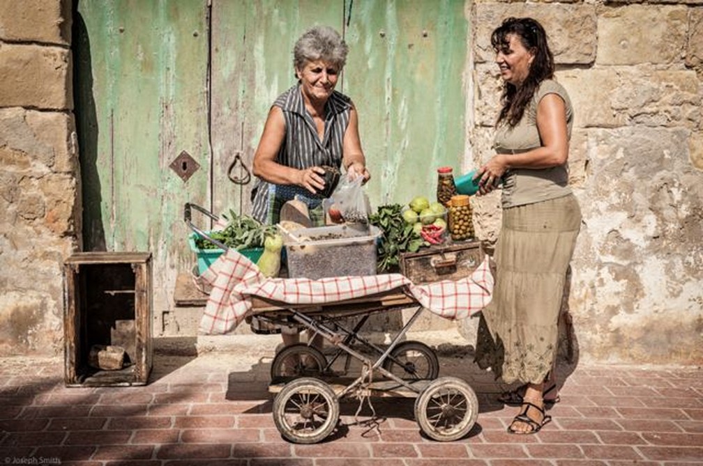"Uma senhora vende alcaparras e outras iguarias de seu velho carrinho nas ruas de Marsaxlokk, uma vila de pescadores em Malta." — Foto: JOSEPH P SMIT