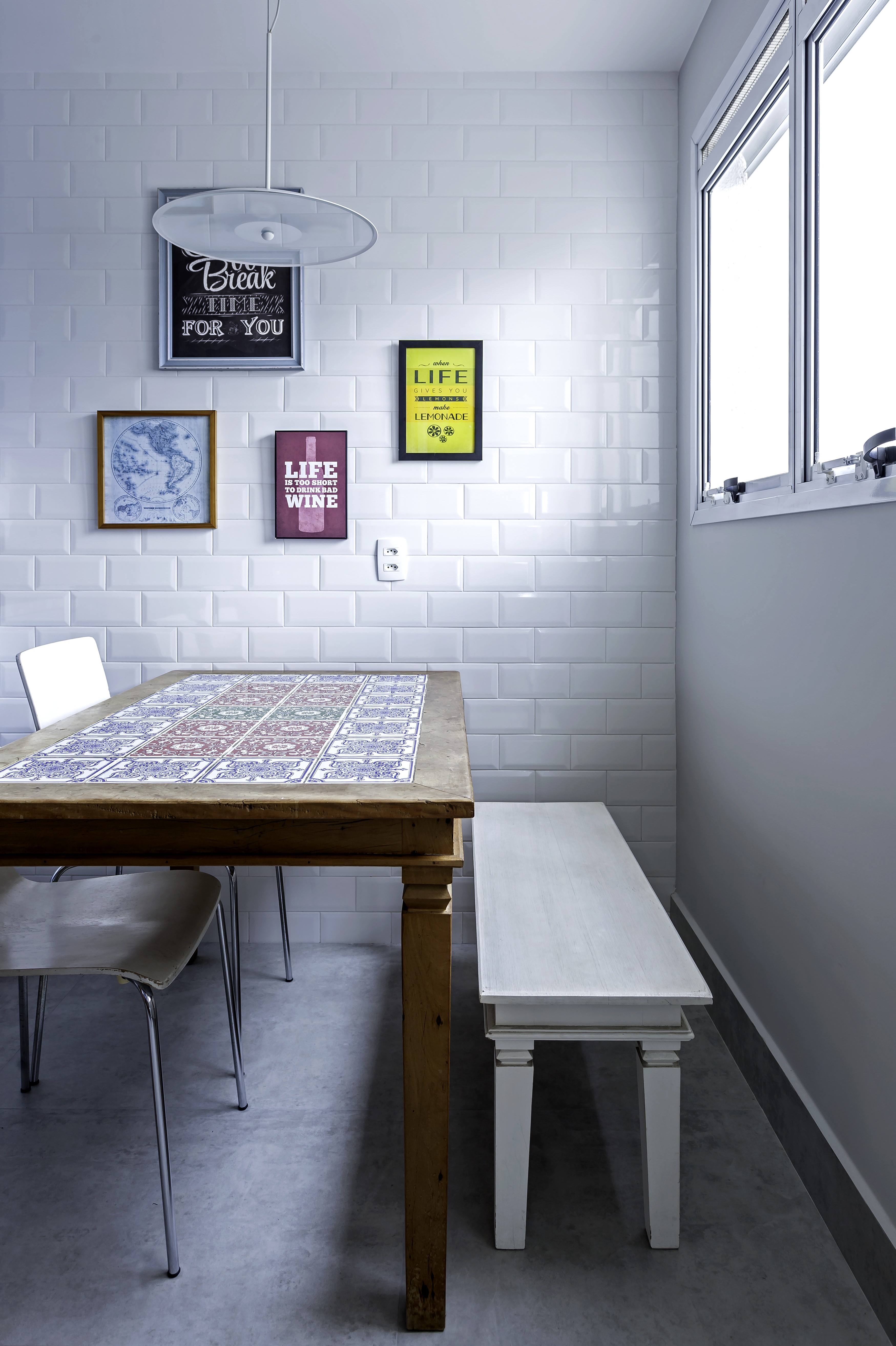 Décor do dia: cozinha com armário azul e subway tiles (Foto: Carlos Piratininga )