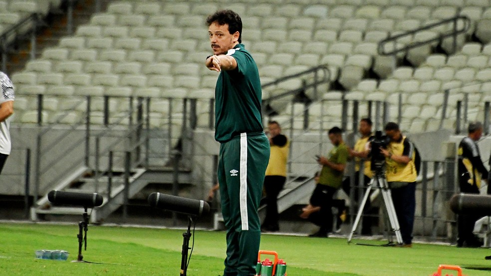 Fernando Diniz orienta o Fluminense contra o Ceará — Foto: Mailson Santana / Fluminense FC