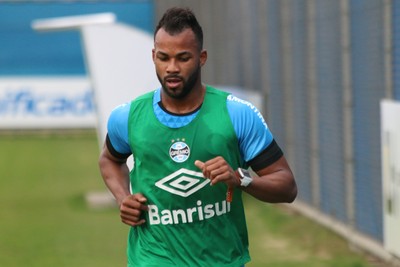 Fernandinho chega ao Rio, e Fla espera exames para anunciar