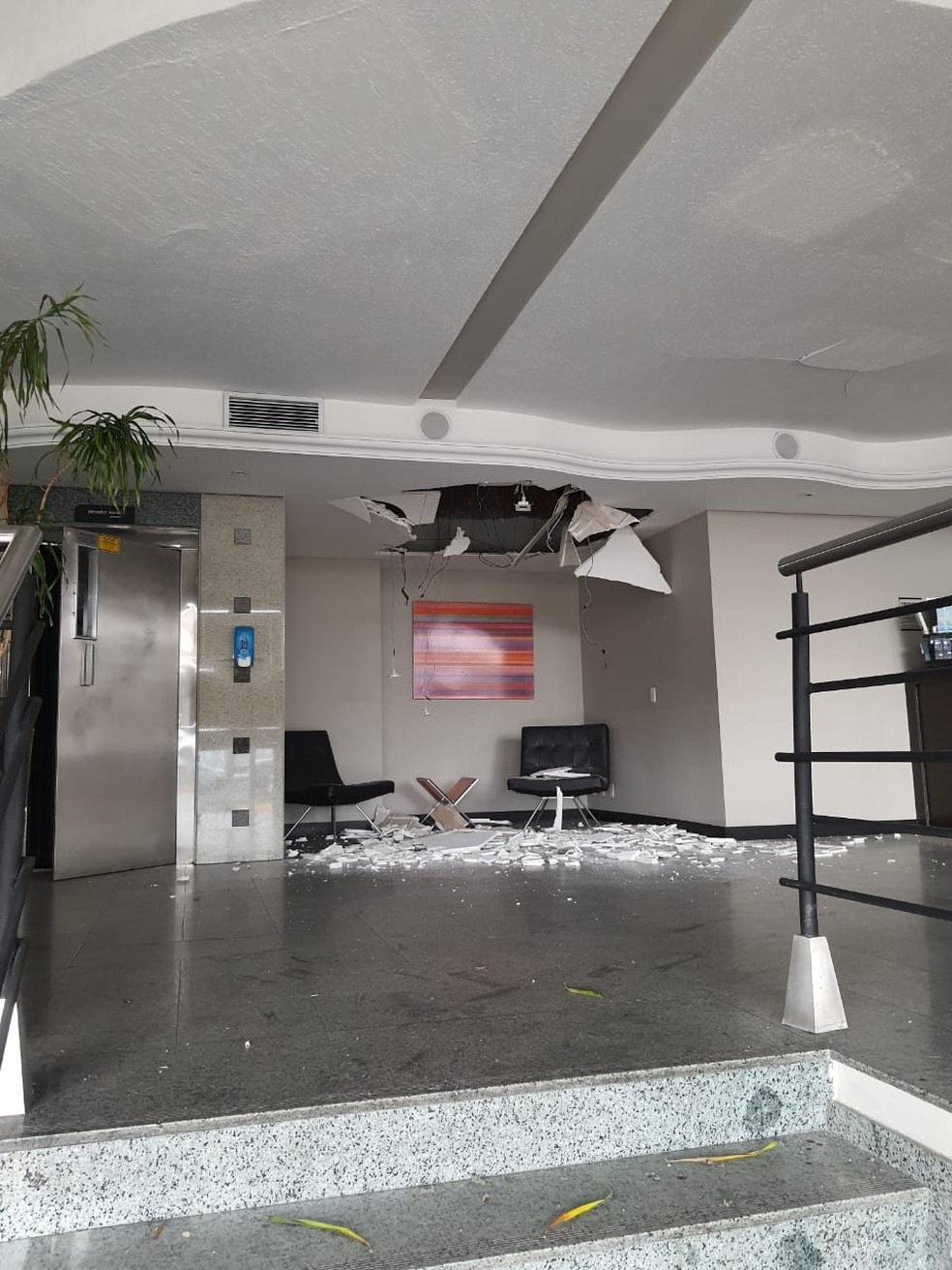 Parte de teto de hotel cede após explosão em Florianópolis — Foto: CBMSC/Divulgação