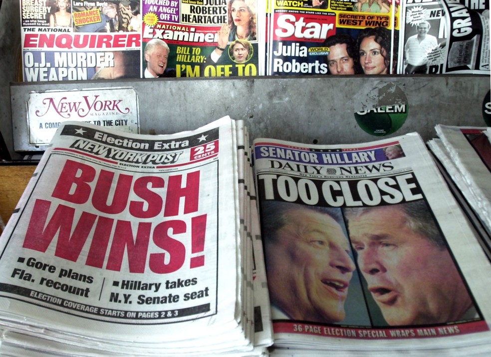 Jornais destacam a vitória apertada de Bush sobre Al Gore nas eleições de 2000. O republicano venceu por apenas 537 votos na Flórida, estado que garantiu a presidência. O candidato Ralph Nader, do Partido Verde, recebeu 97,5 mil votos no estado — Foto: Henny Ray Abrams/AFP/Arquivo