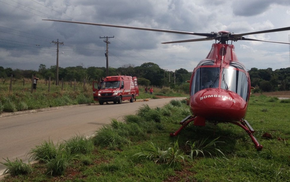 Mulher Ã© arremessada de carro em acidente na BR-060 em GuapÃ³ â Foto: DivulgaÃ§Ã£o/Corpo de Bombeiros