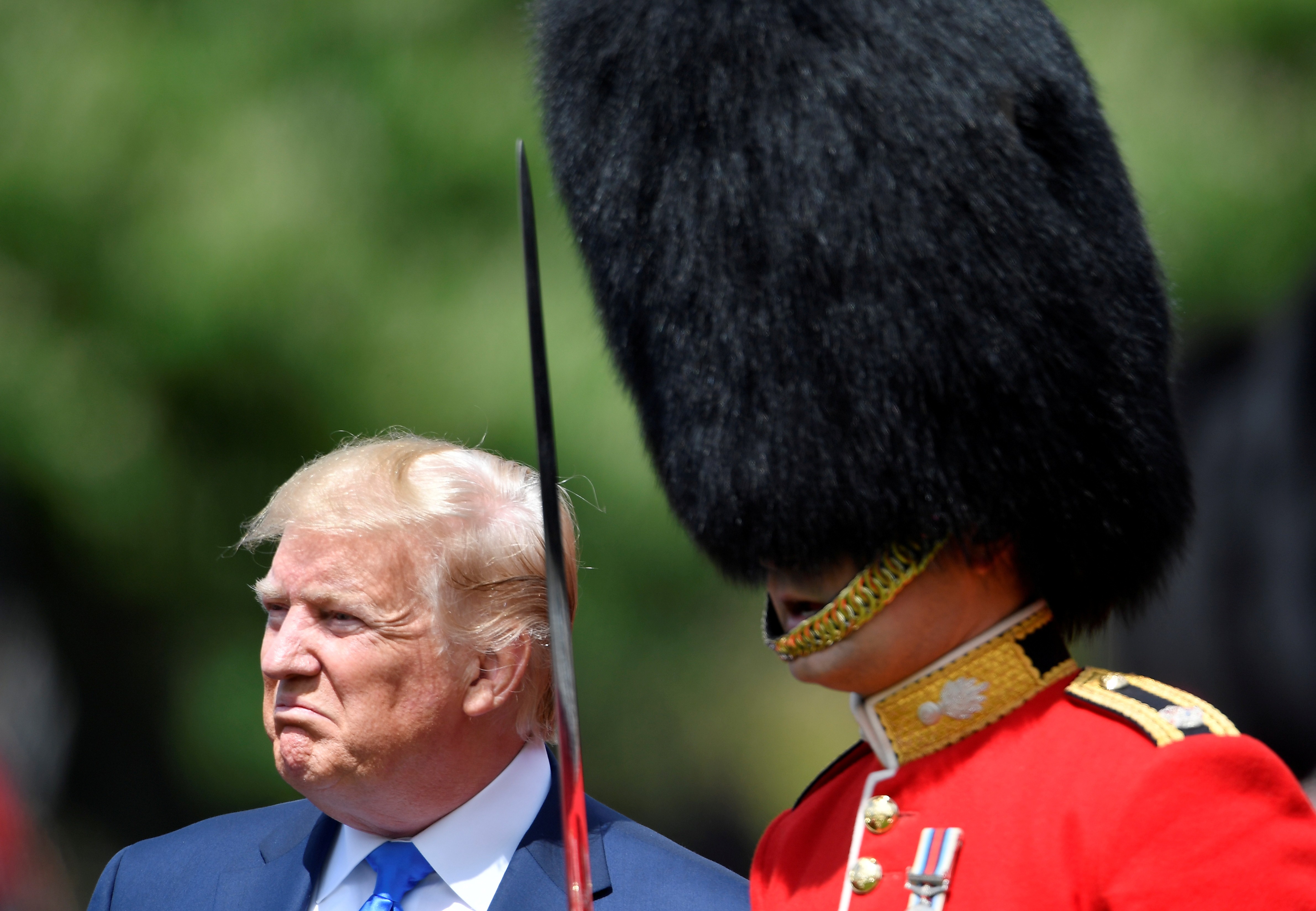 Presidente Donald Trump ao lado da guarda de honra do Palácio de Buckingham durante visita oficial ao Reino Unido