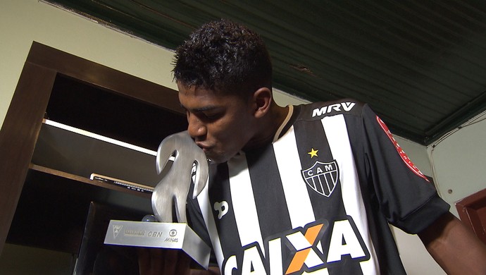 Capixaba, meia do Atlético-MG, recebe o Troféu Globo Minas de revelação do Campeonato Mineiro 2016 (Foto: Reprodução / TV Globo Minas)