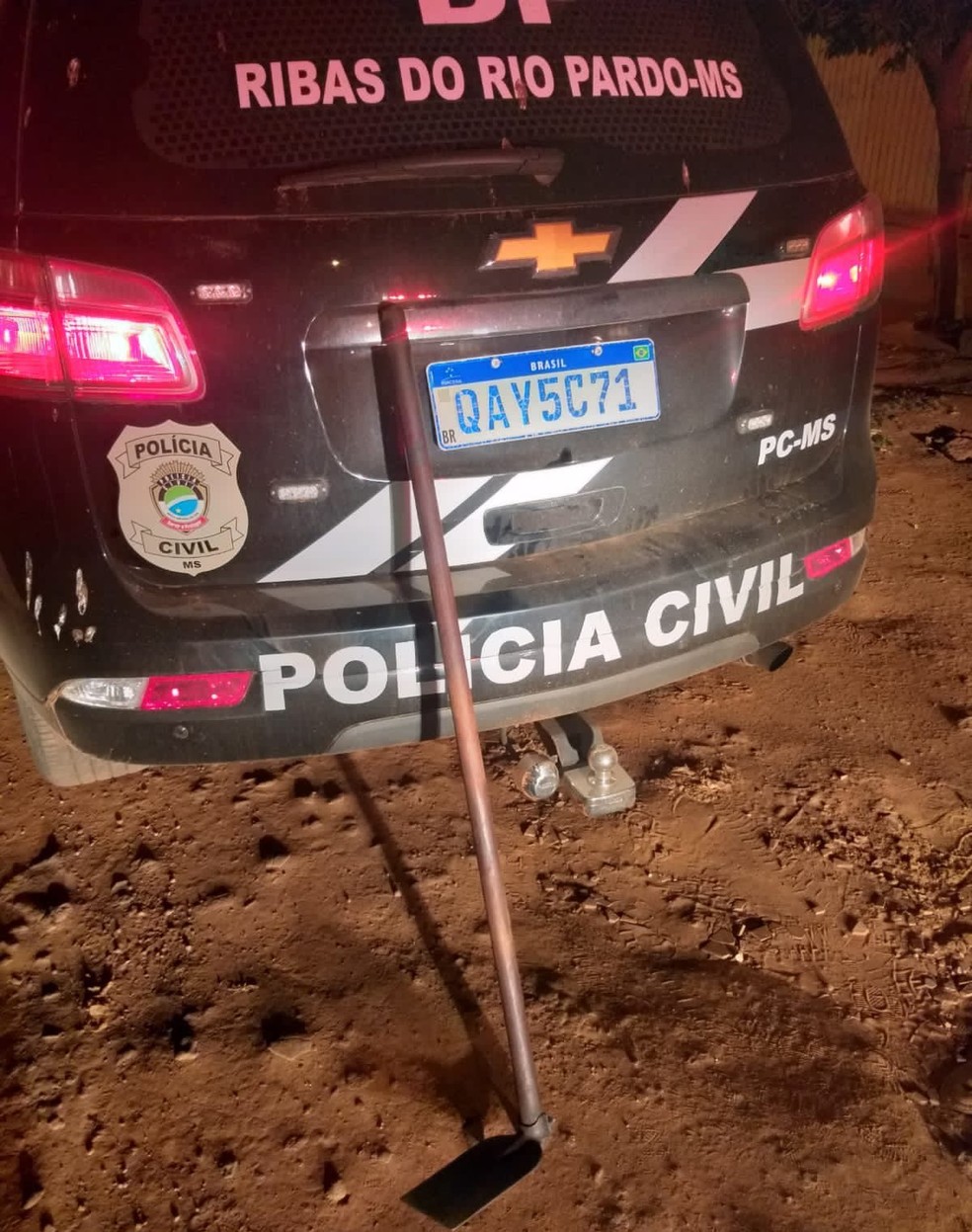Enxada usada para danificar o carro foi apreendida — Foto: Polícia Civil/Divulgação