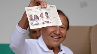 O candidato Rodolfo Hernandez mostra seu voto em Bucaramanga — Foto: Raul ARBOLEDA / AFP