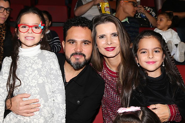Luciano Camargo e a mulher, Flavia Fonseca com as filhas, Helena e Isabella (Foto: Manuela Scarpa/Brazil News)