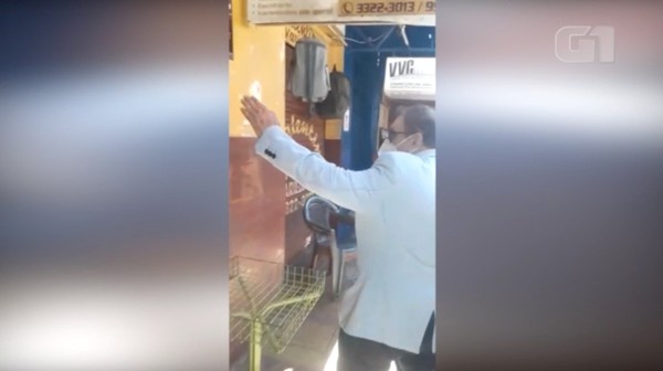 Prefeito de Parnaíba visita lojas que deveriam estar fechadas — Foto: Reprodução/WhatsApp 
