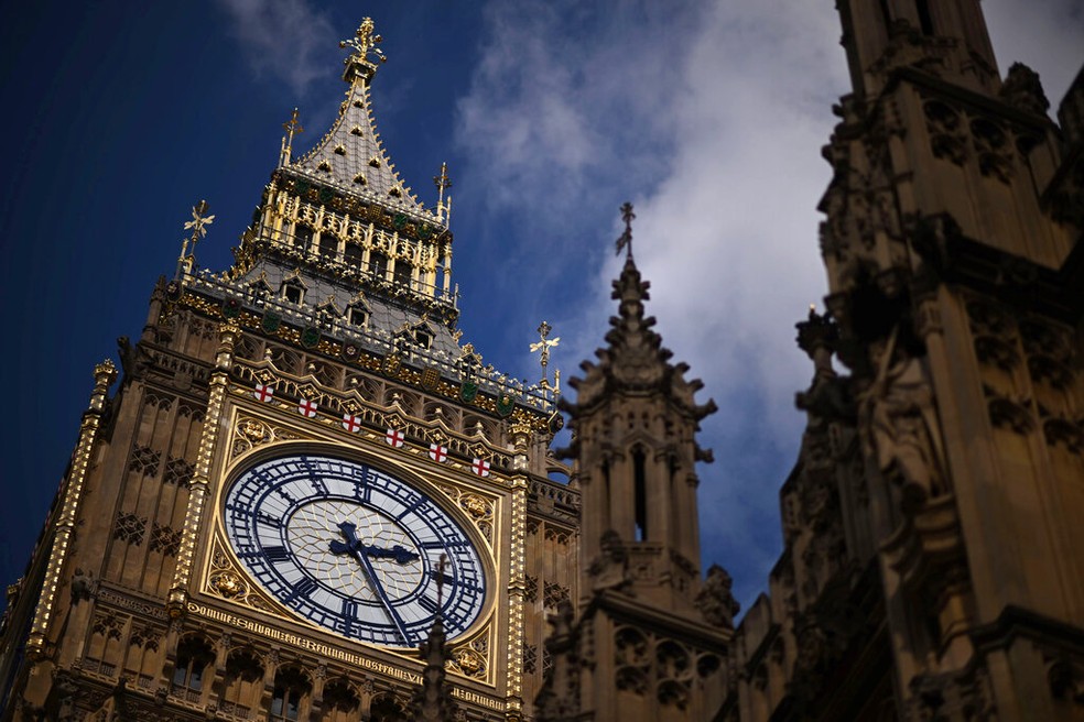 O relógio do Big Ben é retratado durante a procissão cerimonial do caixão da rainha Elizabeth II do Palácio de Buckingham ao Westminster Hall — Foto: ASSOCIATED PRESS