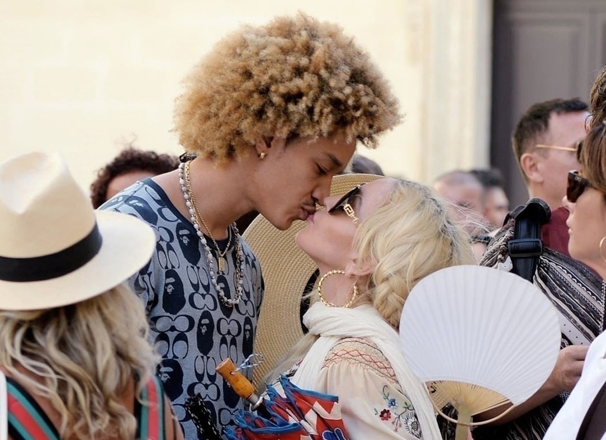 Madonna beija o namorado, Ahlamalik Williams, na Itália (Foto: The Grosby Group)