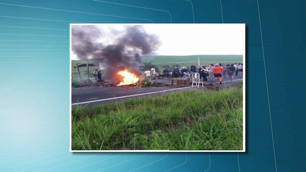 BR-101 fopi fechada na madrugada desta segunda-feira (21), em Escada, em Pernambuco (Foto: Reprodução TV Globo)