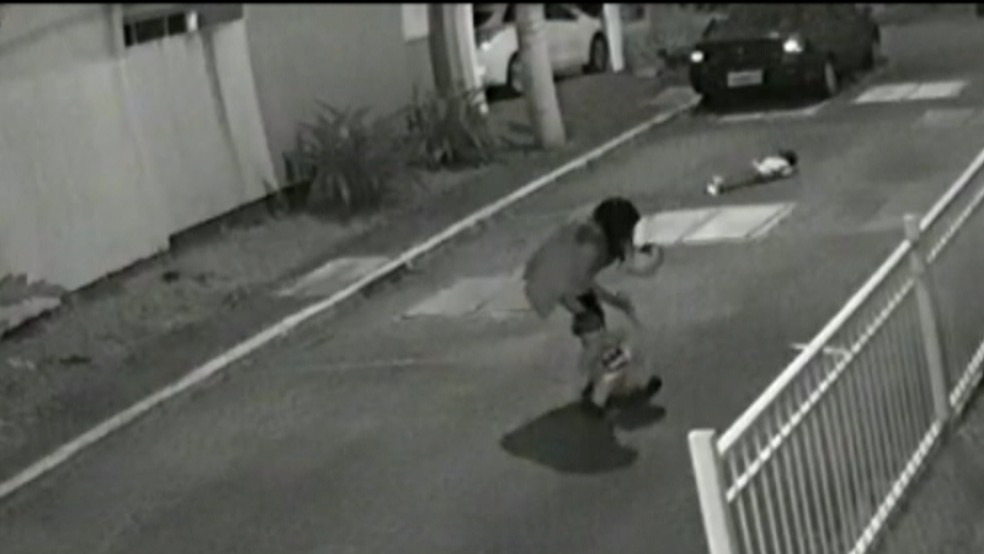 Imagens de câmera de segurança mostram crianças caídas em condomínio — Foto: Reprodução / RBS TV