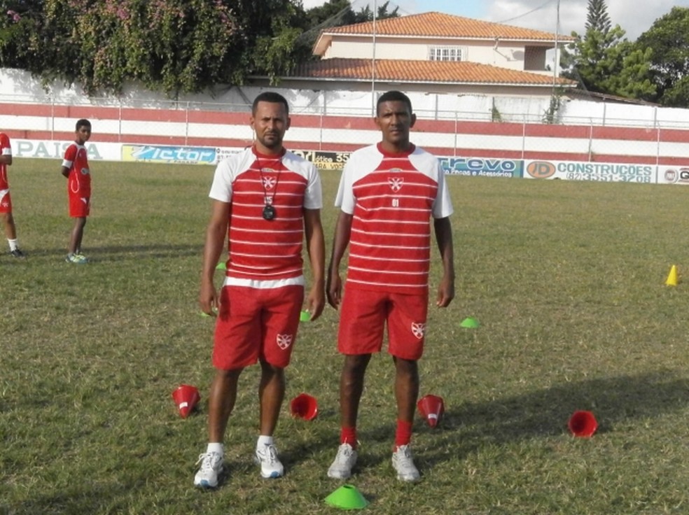 Robinho (à direita) iniciou o trabalho com a base em 2012 — Foto: Reprodução/Instagram