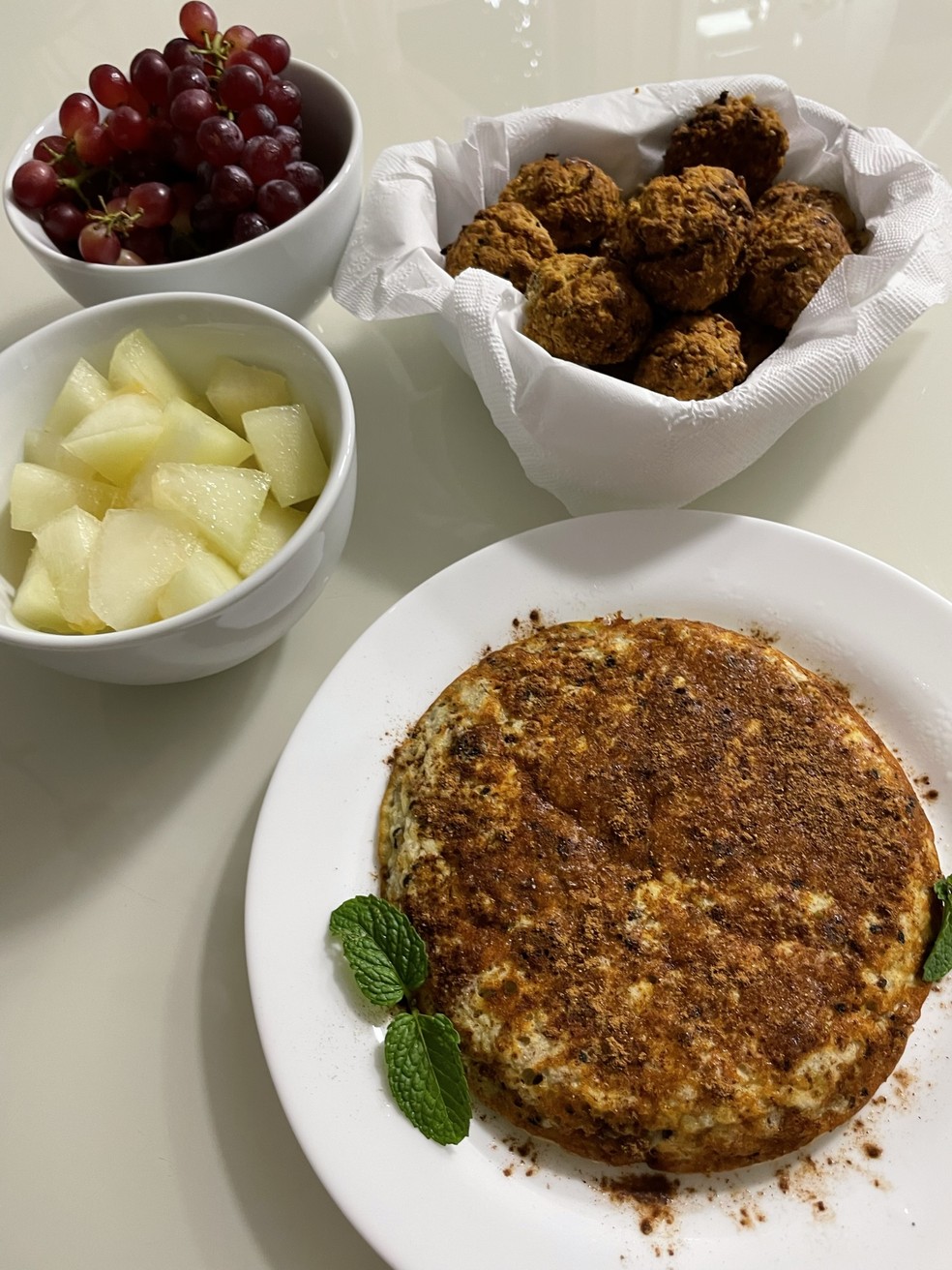 Panqueca de banana com aveia acompanhada por frutas e bolinhos de ma&ccedil;&atilde;: lanche pr&eacute;-treino de Rafa Kalimann  &mdash; Foto: Eu Atleta