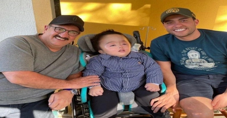 Ratinho posa com o neto Noah e o filho Gabriel — Foto: Reprodução/Instagram