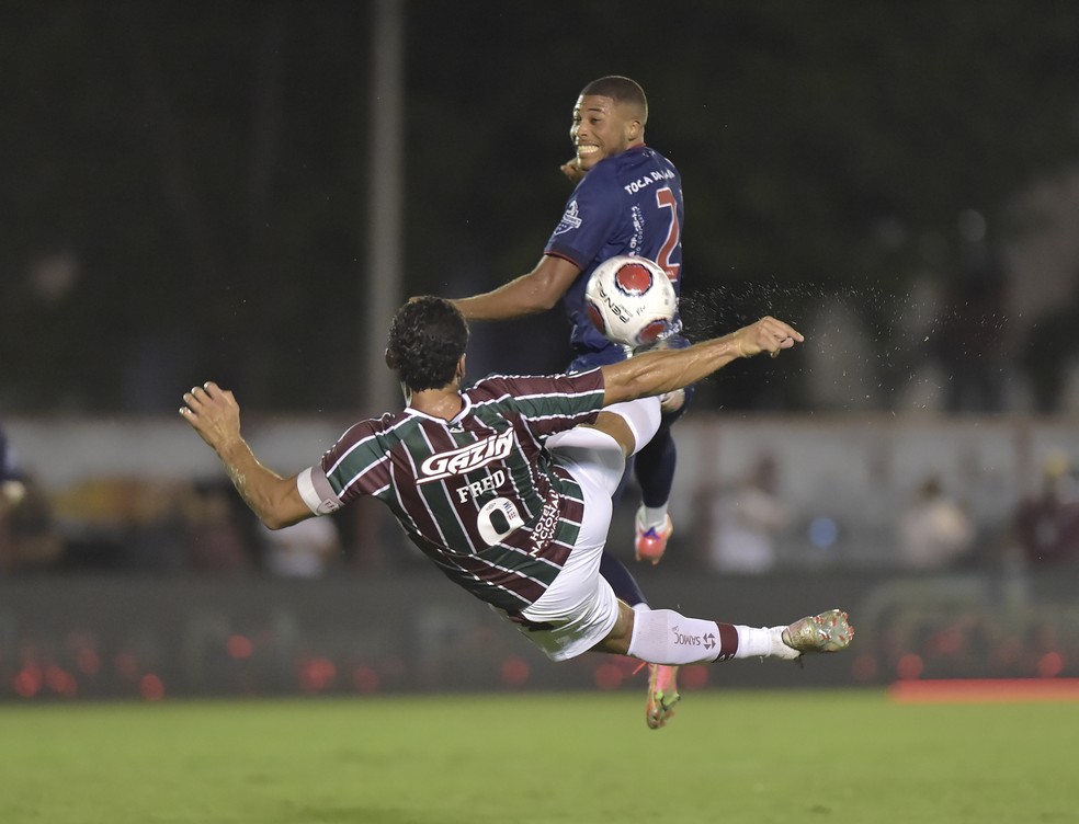 Voleio de Fred foi uma das quatro chances de gol do Flu no segundo tempo — Foto: André Durão