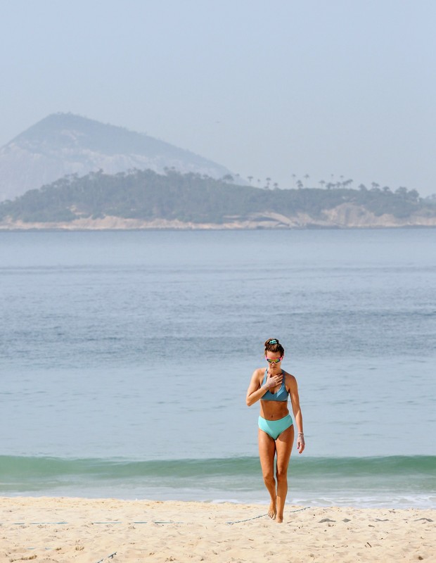 Letícia Birkheuer toma banho de mar em Ipanema (Foto: Daniel Delmiro/AgNews)