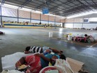 Venezuelanos dormem no chão e dividem abrigo improvisado em RR
