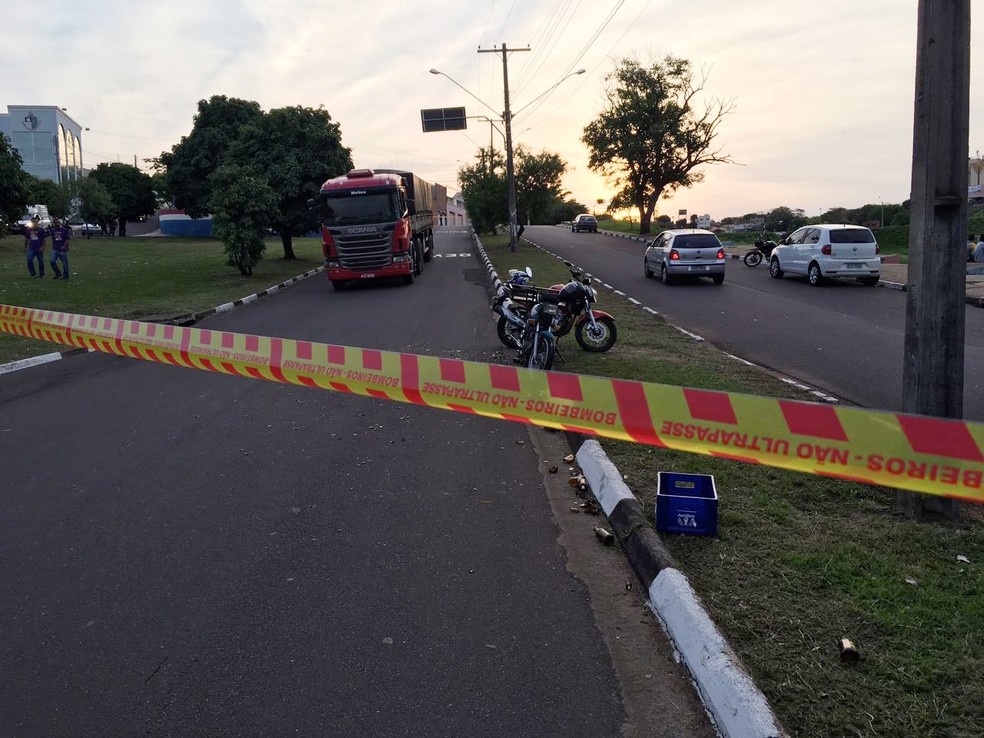 Motociclista morreu vítima de acidente na Avenida Tancredo Neves (Foto: Stephanie Fonseca/G1)