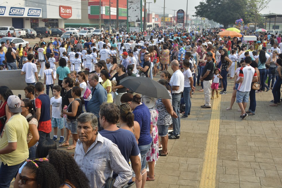 P&uacute;blico acompanha desfile em Ariquemes (Foto: Jeferson Carlos/G1)