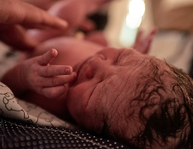 Maria minutos após o nascimento (Foto: Bia Takata)
