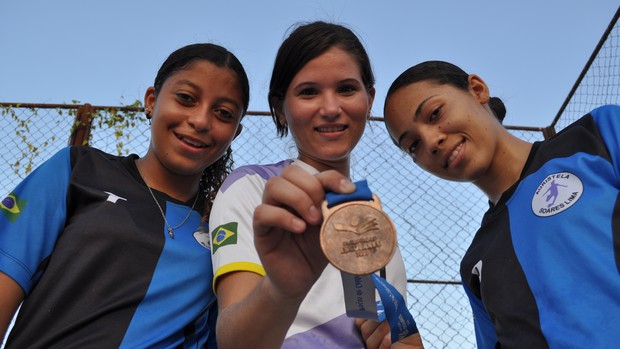 SESA - Meninas do futebol de salão da Sesa recebem medalhas e