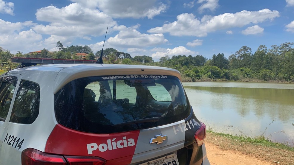 Por volta das 11h30 desta quarta-feira (10), um funcionário da Sabesp viu o corpo boiando no lago e acionou a polícia — Foto: Gabriela Prado/Tv Tem