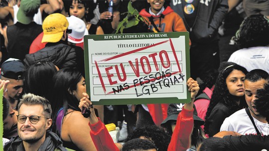 Parlamentares ferem leis e atacam comunidade LGBTQIAP+ com projetos feitos para viralizar nas redes sociais 