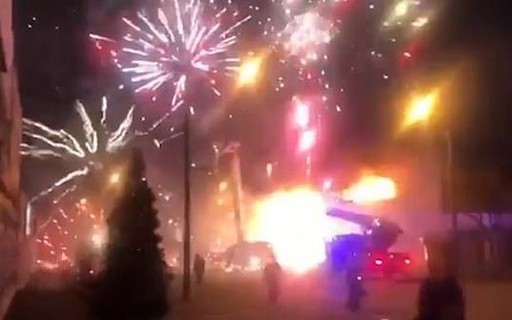 VÍDEO: Fagulhas de fogos de artifício durante jogo do Brasil podem
