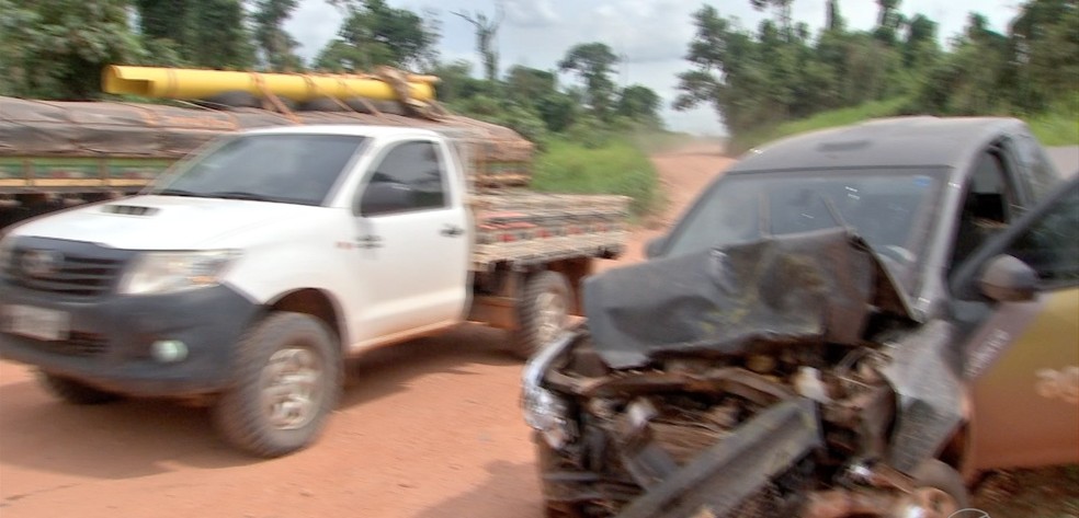 Carro bateu de frente com caminhão e motoristas ficaram feridos — Foto: TVCA/Reprodução