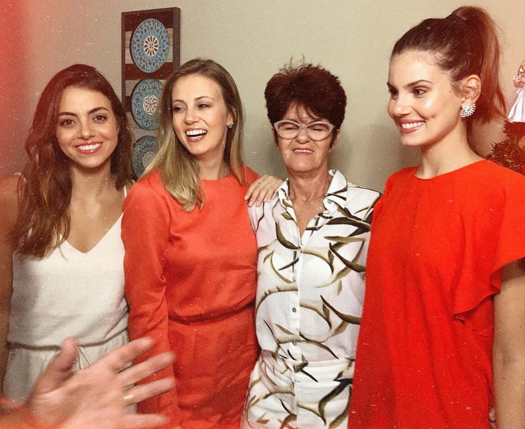 Camila Queiroz com a mãe e as irmãs (Foto: Instagram/ Reprodução)