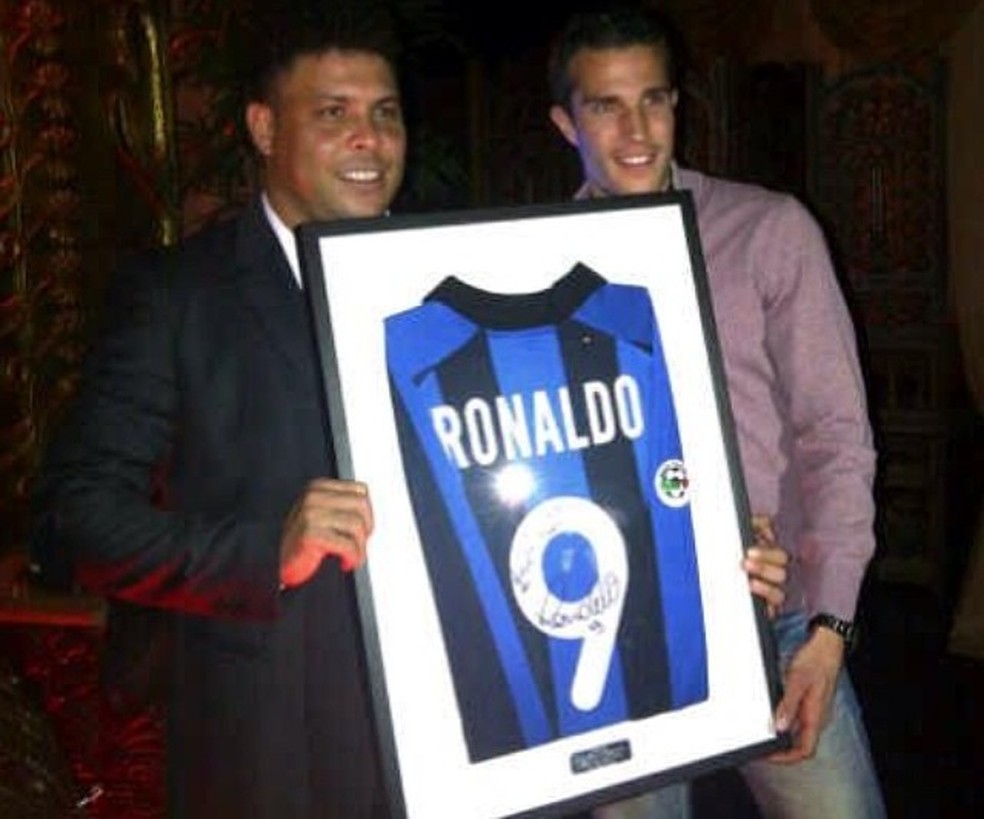 Anos depois de ganhar a camisa, Van Persie conseguiu o autógrafo em um jantar com Ronaldo arranjado por André Santos — Foto: Reprodução/Instagram