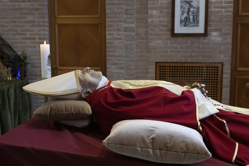 O falecido Papa Bento XVI é visto na capela do mosteiro 'Mater Ecclesiae', onde viveu depois de se aposentar em 28 de fevereiro de 2013 — Foto: Vatican Media via AP