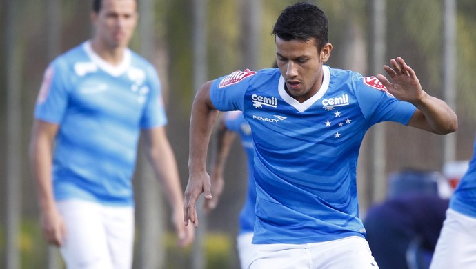 Henrique brinca sobre marca histórica e imita Marinho: “Sério? Sabia não!”