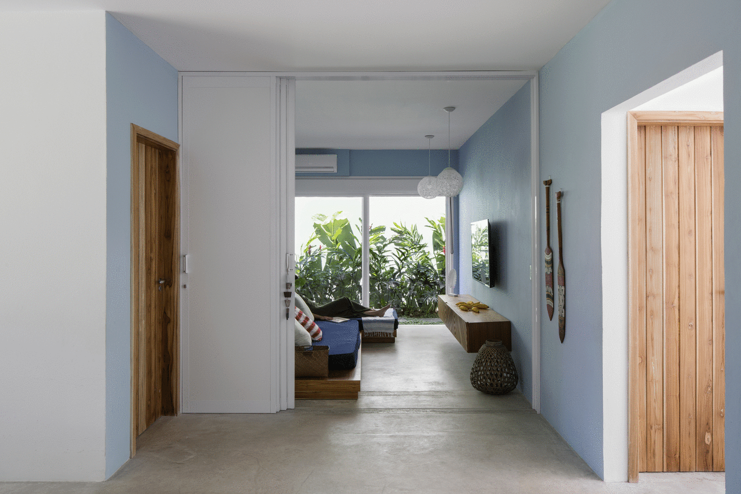 SALA DE TV | O espaço pode ser fechado por uma porta de correr branca e se tornar um outro dormitório (Foto: Carolina Lacaz / Divulgação)