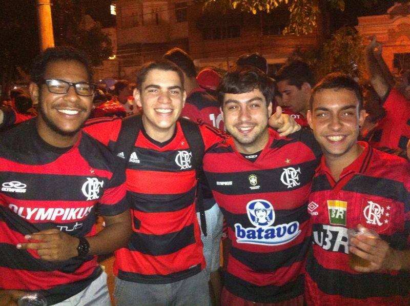 Victor, à direita, era torcedor do Flamengo e membro do time de futebol amador Radical Contra F.C., marcado por ideais de esquerda — Foto: Reprodução