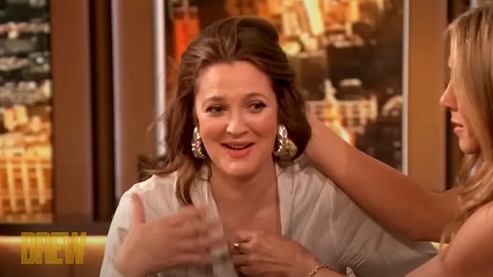 Drew Barrymore tem primeira onda de calor da perimenopausa ao vivo com Jennifer Aniston e Adam Sandler; vídeo