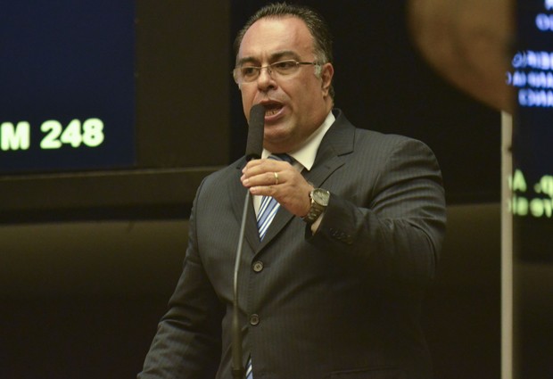 O deputado André Vargas (PT-PR), ao se defender no plenário no início de abril (Foto: José Cruz/Agência Brasil)