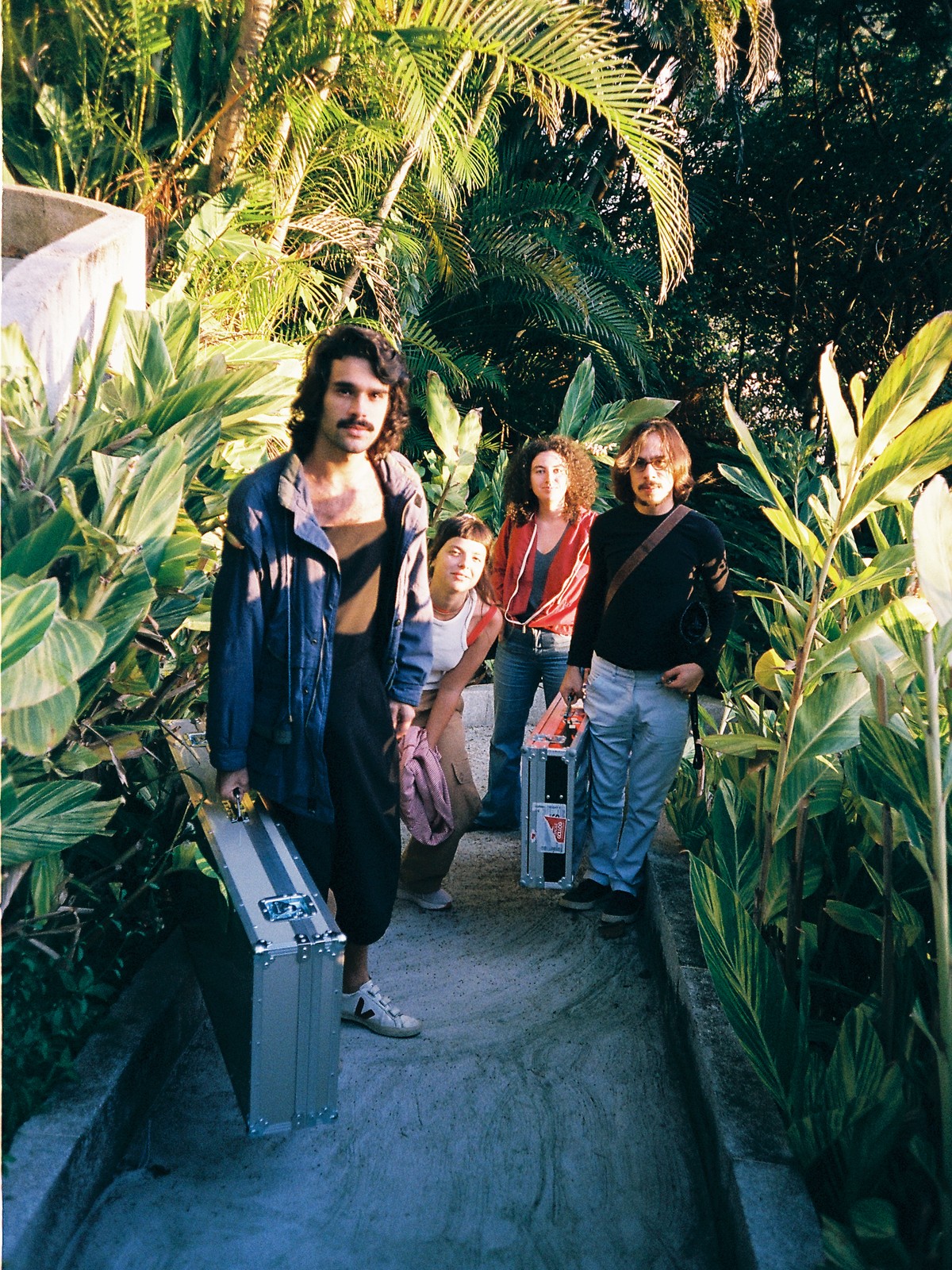 Quarteto Bala Desejo completa narrativa do álbum ‘Sim sim sim’ com edição do ‘Lado B’ |  Weblog do Mauro Ferreira