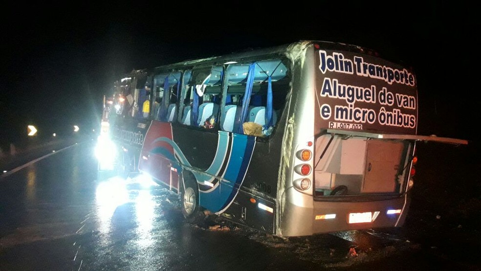 Ônibus tomba na Via Dutra, em Barra Mansa: 4 mortos e 26 feridos (Foto: Divulgação/PRF)