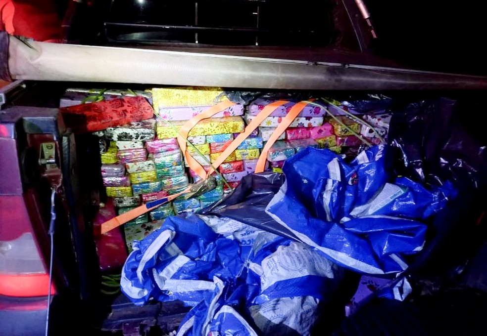 Motorista é preso com mais de 400 kg de maconha após acionar cortina de fumaça em Itatinga — Foto: Polícia Rodoviária/Divulgação