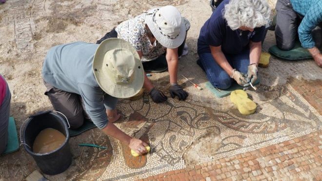 Voluntários locais ajudaram especialistas na escavação do mosaico (Foto: BOXFORD HISTORY PROJECT)