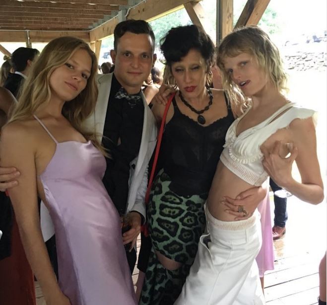 Anna Ewers, Kevin Crawford, Lady Fag e a noiva - com a barriga de fora, oh yes! (Foto: Reprodução/Instagram)